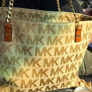 Michael Kors pocket book